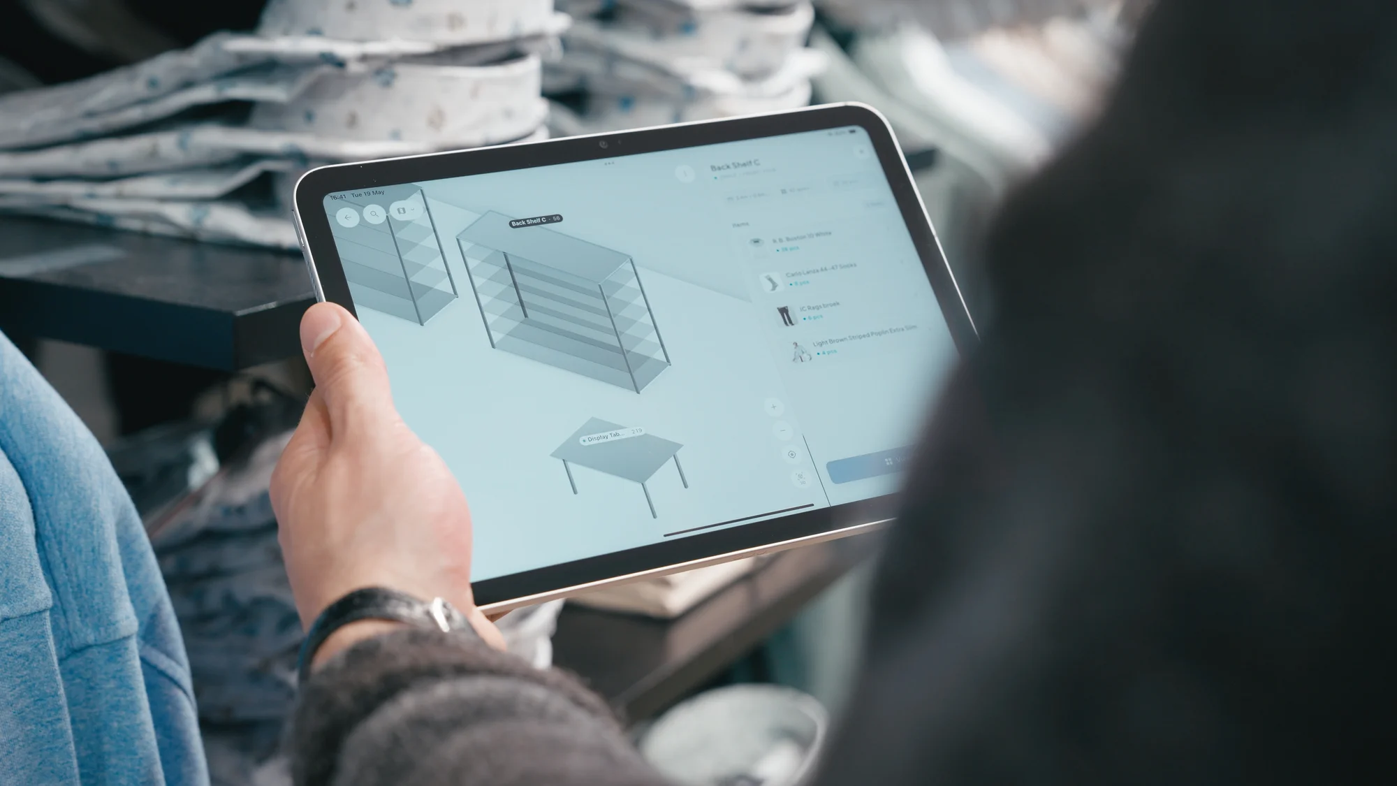 Magazijnplattegrond en stellingindeling op een tablet