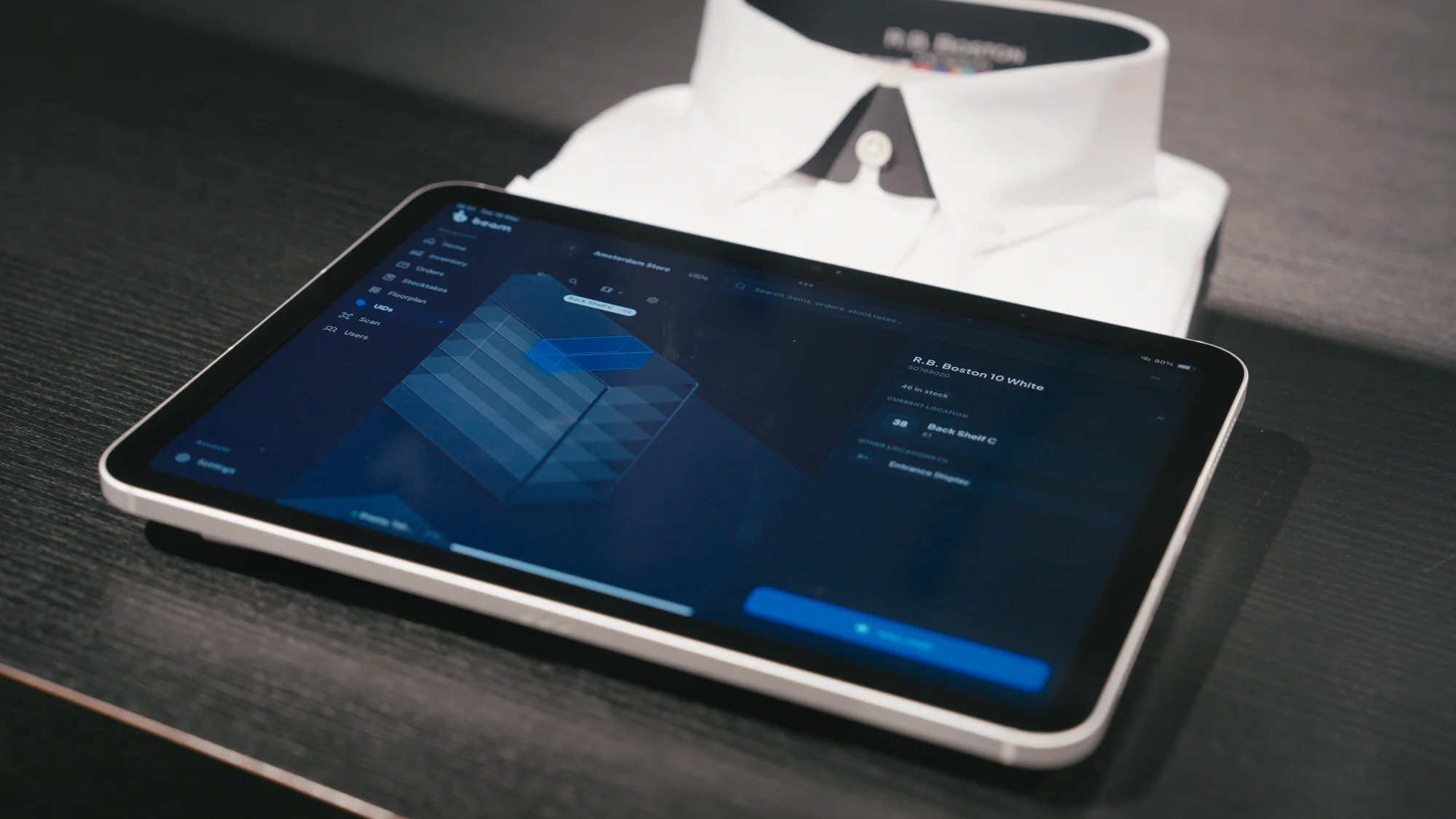 Tablet met voorraadlocaties in magazijnstellingen