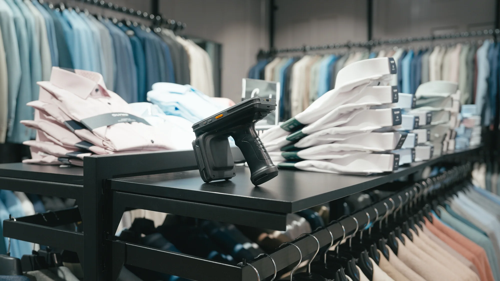 Een handheld RFID-scanner met de Beam-app op de winkelvloer