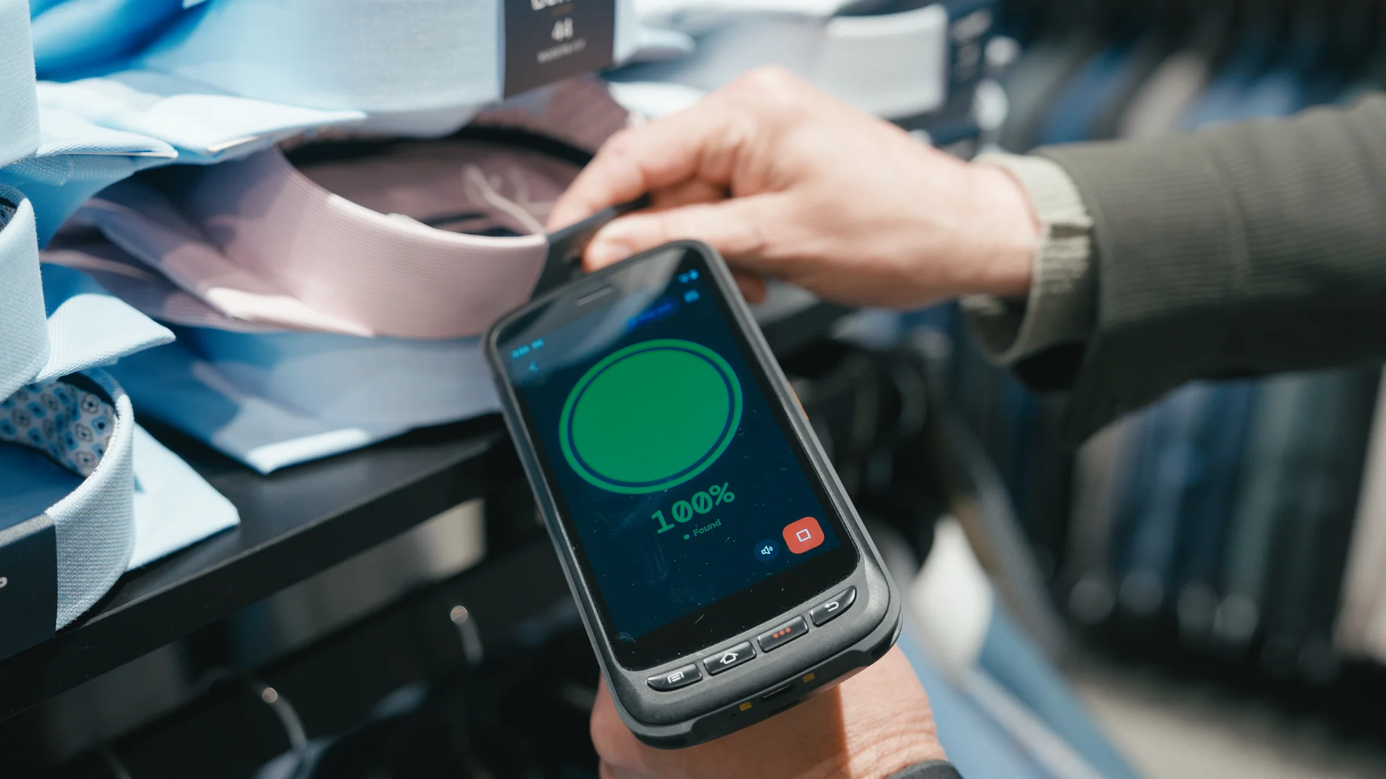 Een artikel terugvinden met een handheld RFID-locator